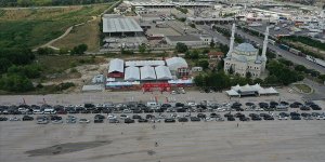 Kapıkule'de çıkış için bekleyen gurbetçiler dinlenme alanlarında vakit geçiriyor