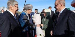 Erdoğan, Kazakistan'da Cumhurbaşkanı Tokayev tarafından resmi törenle karşılandı