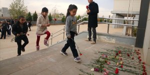 YPG/PKK'lı teröristlerin katlettiği Ayşenur öğretmenin görev yaptığı okula karanfil bırakıldı