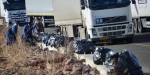 Tır yoğunluğu yaşanan Çıldır-Aktaş Gümrük Kapısı yolunda 7 kamyon çöp toplandı