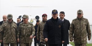 Akar, beraberindeki komutanlarla Suriye sınırında inceleme ve denetlemelerde bulundu