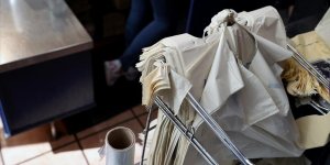Tüketiciler marketlerde plastik poşete 25 kuruş ödemeye devam edecek