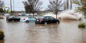 ABD'nin California eyaleti yeni yıla deprem ve selle girdi