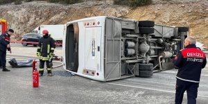 Denizli'de servis midibüsünün devrilmesi sonucu 2 kişi öldü, 15 kişi yaralandı
