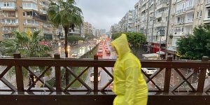 Antalya'da kuvvetli yağış ve fırtına etkili oluyor..