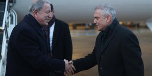 Bakan Akar, İngiliz mevkidaşının davetlisi olarak Londra'ya gitti