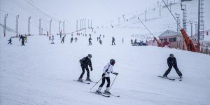 Kayak merkezleri suni karlamayla ayakta duruyor