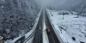 Düzce-Zonguldak Batı Karadeniz bağlantı yolunda kar ulaşımı güçleştiriyor