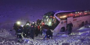 Diyarbakır'da yolcu otobüsü buzlanma nedeniyle şarampole düştü