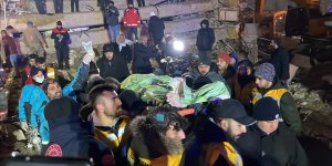 Malatya'da yıkılan binanın enkazından yaklaşık 19 saat sonra 1 kişi kurtarıldı