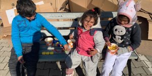 Türk Kızılay ekiplerinden depremzede çocuklara patates kızartması ikramı