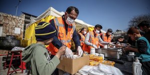 TBMM aşçıları Hatay'da depremzedeler için yemek pişiriyor