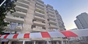 Mersin'de depremlerden etkilenen 8 katlı bina tahliye edildi