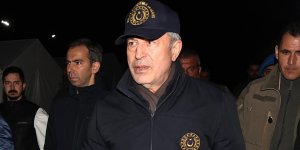 Bakan Akar, Hatay'da gece çalışmaları inceledi ve Mehmetçiği denetledi