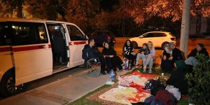 İzmir'de deprem sonrası vatandaşlar çadır ve araçlarda konaklıyor