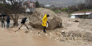 Adıyaman'ın Tut ilçesinde suya kapılan konteynerdeki 1 kişi hayatını kaybetti, 3 kişi kayboldu