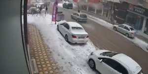 Malatya'da depremde bir binanın yıkılma anı güvenlik kamerasında