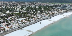 Çeşme'de dolu yağdı, ilçe beyaza büründü