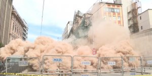 Beyoğlu'nda yıkılma riski bulunan tarihi metruk bina çöktü!