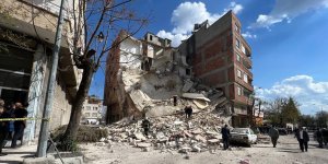 Kilis'te ağır hasarlı 4 katlı bina çöktü!