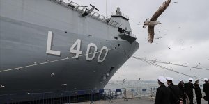 Sarayburnu Limanı'nda demirleyen TCG Anadolu gemisini öğrenciler ziyaret etti
