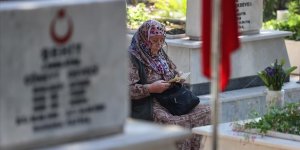 İzmir'deki şehit yakınları arife günü şehitlikleri ziyaret etti