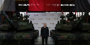 Cumhurbaşkanı Erdoğan, Yeni Altay Tankı'nın önünde durduğu fotoğrafı paylaştı