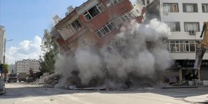 İskenderun'da depremde hasar gören 6 katlı bina kontrollü yıkıldı