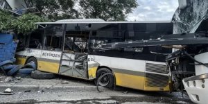 Servis aracı ile özel halk otobüsünün çarpıştığı kazada sürücüler yaralandı