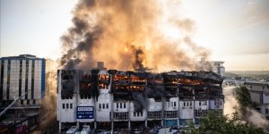 Başakşehir'de fabrikada çıkan yangını söndürme çalışmaları sürüyor