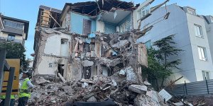 Eskişehir'de 3 katlı apartmanın büyük kısmı çöktü!