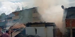 Erzurum'un Pazaryolu ilçesinde evlere sıçrayan yangına müdahale ediliyor