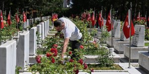 Şehit yakınları ve gaziler bayram arifesinde Cebeci Askeri Şehitliği'ni ziyaret etti