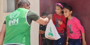İHH Suriye’de 185 binden fazla kişiye kurban eti ulaştırdı