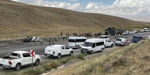 Van'da askeri araçla otomobil çarpıştı, bir kişi öldü, 12 asker yaralandı