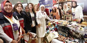 Emine Erdoğan'dan depremzedeler için açılan "Hayır Çarşısı"na destek ziyareti