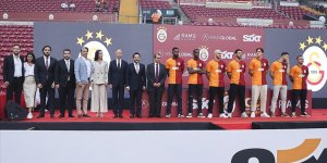 Galatasaray, yeni transferleri için taraftarı önünde imza töreni düzenledi