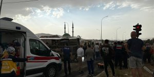 Afyonkarahisar'da midibüs ile kamyonet çarpıştı, 33 kişi yaralandı