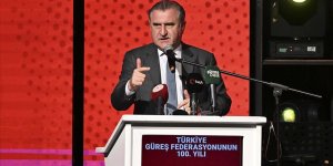Bakan Osman Aşkın Bak, milli güreşçileri tebrik etti
