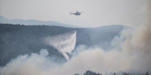 Çanakkale'de iki köy arasında rüzgarla yeniden alevlenen yangına müdahale ediliyor