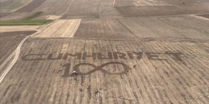 Askeri helikopter, Merzifonlu çiftçinin tarlasına yazdığı "Cumhuriyet" yazısını görüntüledi