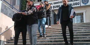 Kendilerini banka görevlisi olarak tanıtarak 930 bin lira dolandırdılar