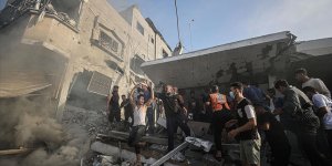 Savaşın ikinci ayına girerken Gazze'deki sivillerin üzerine bomba yağmaya devam ediyor
