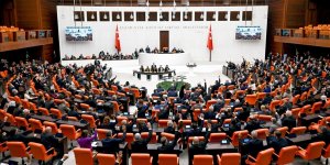 Fiilen çalışmayanların dışındaki emeklilere de 5 bin lira verilmesini içeren önerge kanun teklifine eklendi