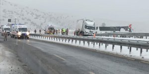Kars'ta iki otobüsün karıştığı zincirleme trafik kazasında 2 kişi öldü, 8 kişi yaralandı