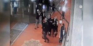 Fatih Camisi imamı ile bir kişinin bıçaklandığı saldırı güvenlik kamerasında
