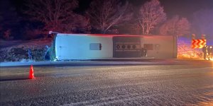 Kütahya'da devrilen yolcu otobüsündeki 18 kişi yaralandı