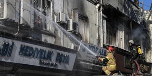 İzmir'de Kemeraltı Çarşısı'ndaki bir iş merkezinde yangın çıktı!