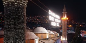 Bursa'daki tarihi Ulu Cami'ye "Dünyada bir yolcu gibi ol" yazılı mahya asıldı