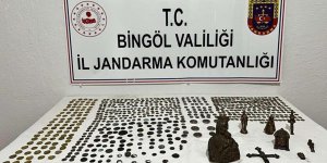 Bingöl’de şüpheli araçtan 734 adet tarihi eser çıktı!